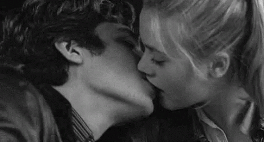 Romantic Couple Besos Apasionados GIF