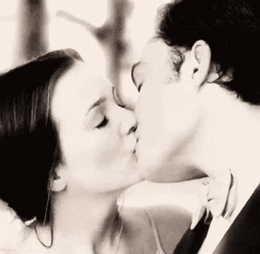 Romantic Kiss Couple Gossip Girl GIF