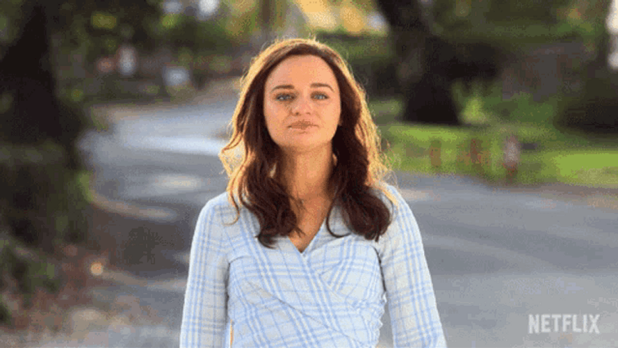 Sad Goodbye Elle Evans Joey King The Kissing GIF