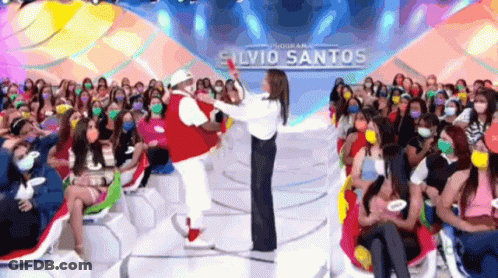 Silvio Santos Standing On Stage In Front Of Crowd GIF