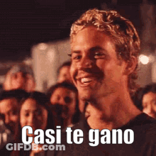Smiling Man In Front Of Crowd Casi Te Gano GIF