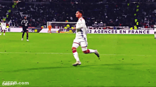 Soccer Player Running Field 12 Agences En France GIF