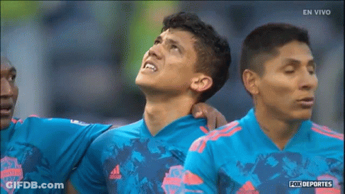 Soccer Players Huddled En Vivo GIF