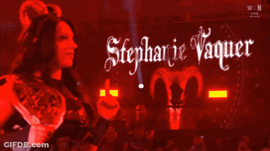 Stephanie Vaquer La Primera GIF