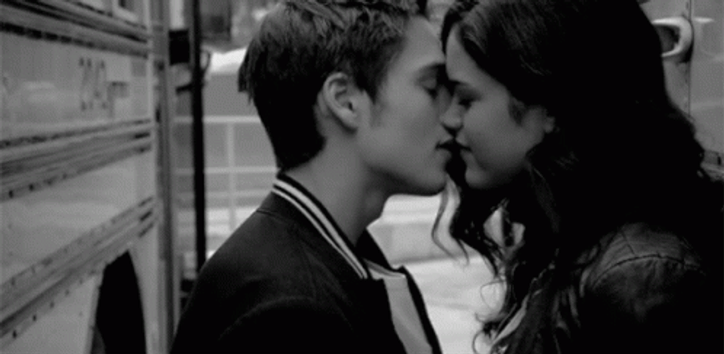 Tall Girl Beso GIF