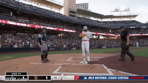 The Mlb National League Central Standings Are Displayed On The Screen GIF