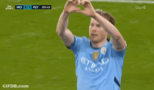 The Number 17 Is On The Back Of A Soccer Player 'S Jersey GIF