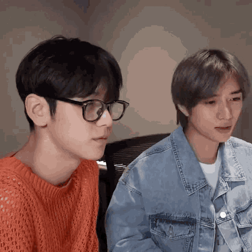 Txt Soobin And Beomgyu Looking At Eachother Confused Txt GIF