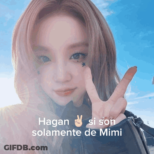 Woman Giving Peace Sign Hagan Si Son Solamente De Mimi GIF