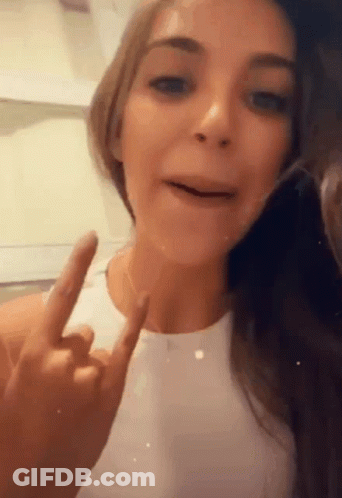 Woman In Glasses And Red Shirt Saying Confia GIF