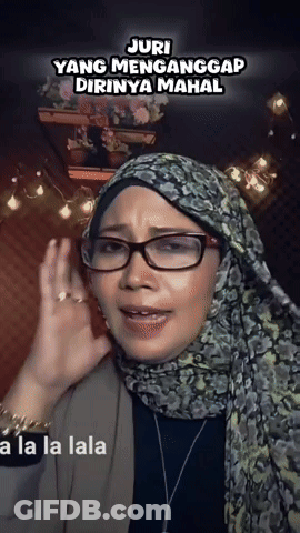 Woman In Glasses And Scarf With Juri Yang Menganggap Dirinya Mahal GIF