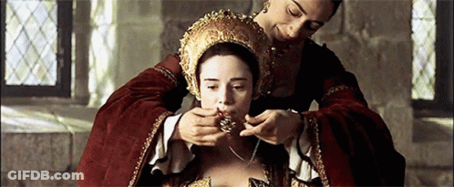 Woman Sitting In Front Of Screen Saying Mesaza En Casa GIF