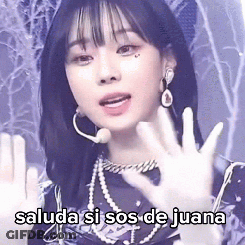 Woman With Gray Hair Says Que Feo Todo Todo GIF