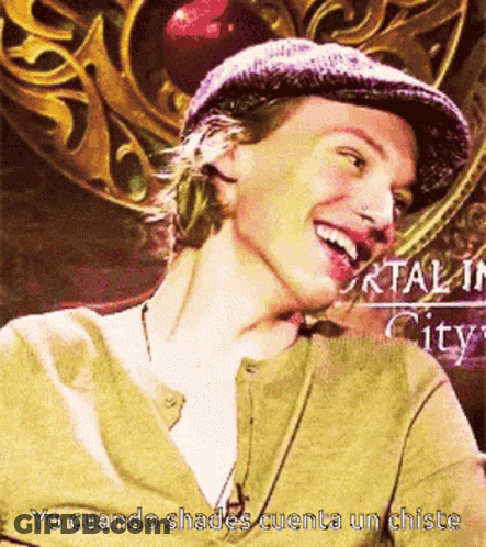 Yo Cuando Shades Cuenta Un Chiste Man Smiling In Hat GIF