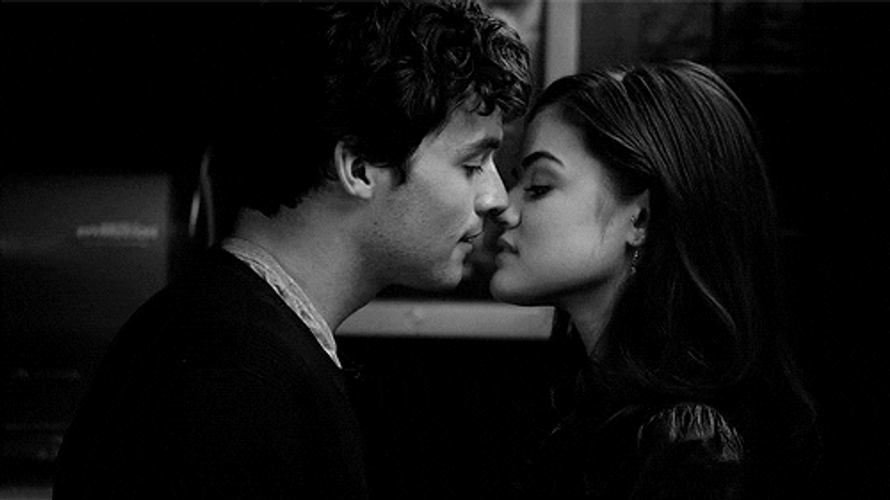 Young Couple Sweet Besos Apasionados GIF