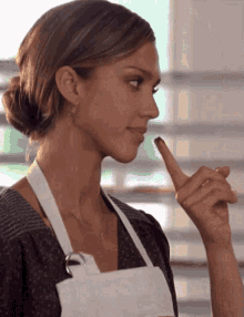 jessica-alba-sexy-finger-sucking-gif-gifdb