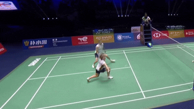 A Badminton Court With Advertisements For Yonex And Hsbc On The Walls GIF