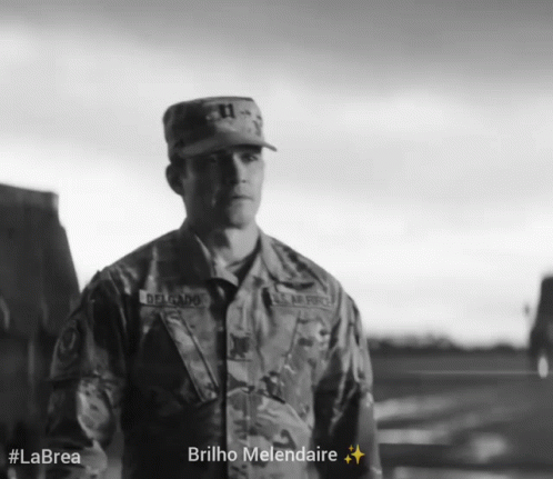 A Black And White Photo Of A Man In A Military Uniform With The Caption Brilho Melendaire GIF