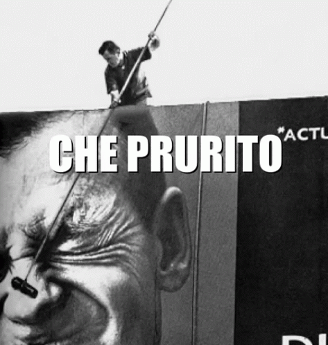 A Black And White Photo Of A Man On Top Of A Billboard With The Words Che Prurito GIF