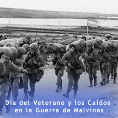 A Black And White Photo Of Soldiers Walking Down A Road With The Caption Dia Del Veterano Y Los Caidos En La Guerra GIF