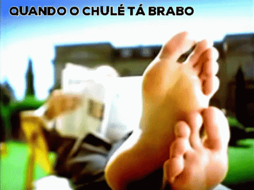 A Blurred Image Of A Person 'S Feet With The Words Quando O Chule Ta Brabo Above Them GIF