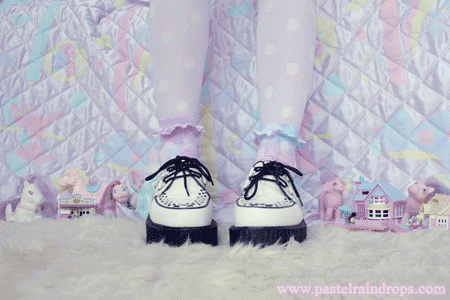 a close up of a shoe with the website www.pasteiraindrops.com visible in the corner