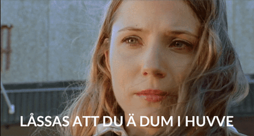 A Close Up Of A Woman 'S Face With The Words Lasas Att Du A Dum I Huvve GIF