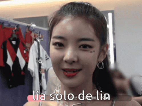 A Close Up Of A Woman 'S Face With The Words Lia Solo De Lin On The Bottom GIF