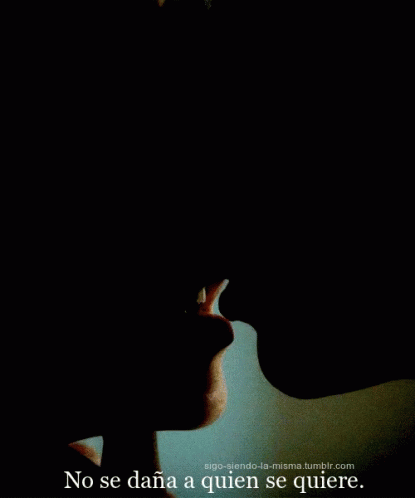 A Couple Kissing With The Words No Se Dana A Quien Se Quiere Below GIF