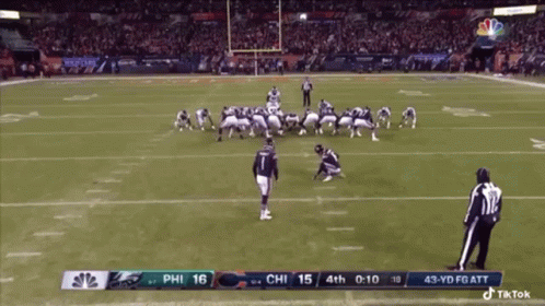 a football game between the eagles and the patriots