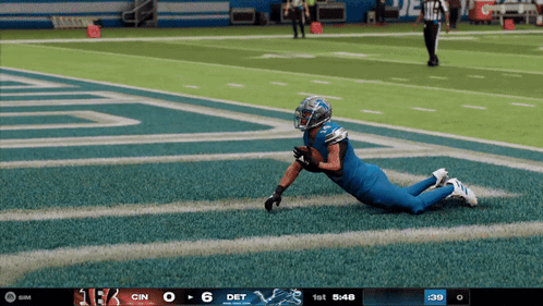 a football game is being played between the detroit lions and the cincinnati bengals