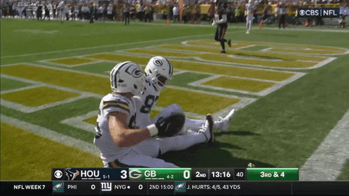 A Football Game Is Being Played Between The Green Bay Packers And The New York Giants GIF