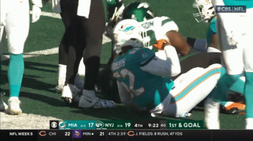 a football game is being played between the miami dolphins and new york jets