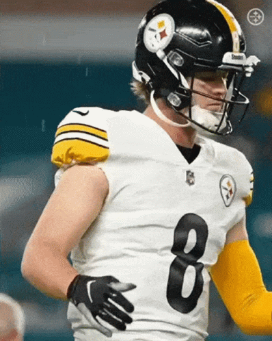 A Football Player Wearing A Helmet And Jersey With The Number 8 On It GIF
