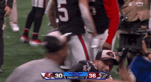 A Football Player With The Number 5 On His Back GIF