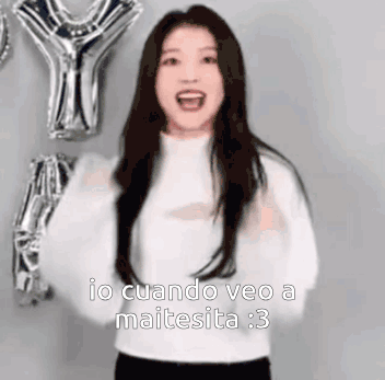 A Girl Is Standing In Front Of Balloons And Says Io Cuando Veo A Maitesita 3 . GIF