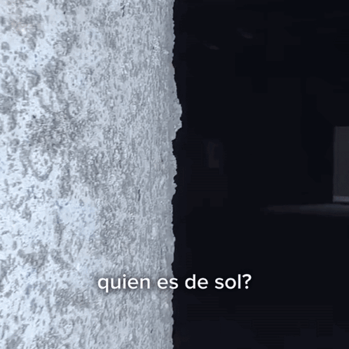 a gray wall with the words quien es de sol on it