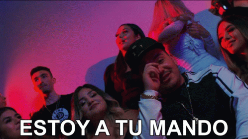 A Group Of People With The Words Estoy A Tu Mando Written On The Bottom GIF
