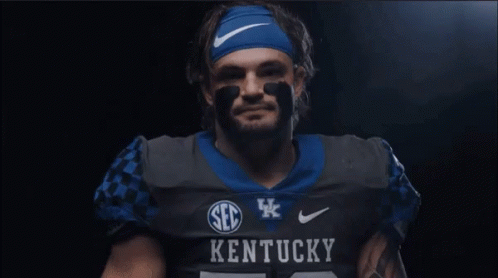 a kentucky football player wears a headband