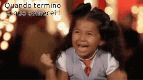 A Little Girl Is Crying With The Words " Quando Termine O Que Comecei " Behind Her GIF