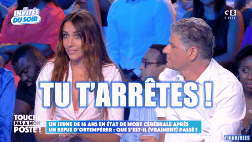 A Man And Woman Are Sitting In Front Of A Screen That Says Tu Tarretes GIF