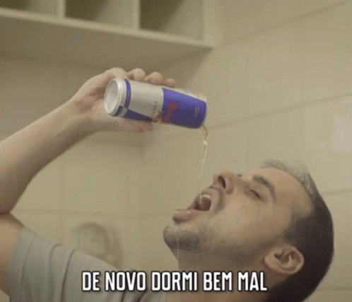 A Man Drinking From A Can Of Red Bull With The Words De Novo Dormi Bem Mal Below Him GIF
