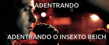 A Man Drinking From A Glass With The Words Adentrando Adentrando O Insexto Reich Above Him GIF
