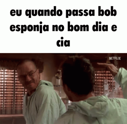 A Man In A Bathrobe Looks At Himself In A Mirror And Says " Eu Quando Passa Bob Esponja No Bom Dia " GIF