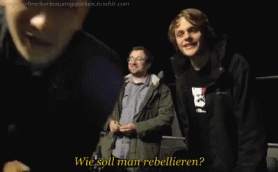 A Man In A Black Jacket Says Wie Soll Man Rebelleren GIF