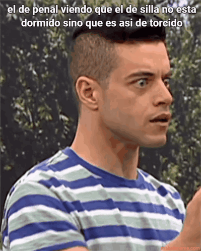 A Man In A Blue And White Striped Shirt With A Caption That Says El De Penal Viendo Que El De Silla No Esta Dormido GIF