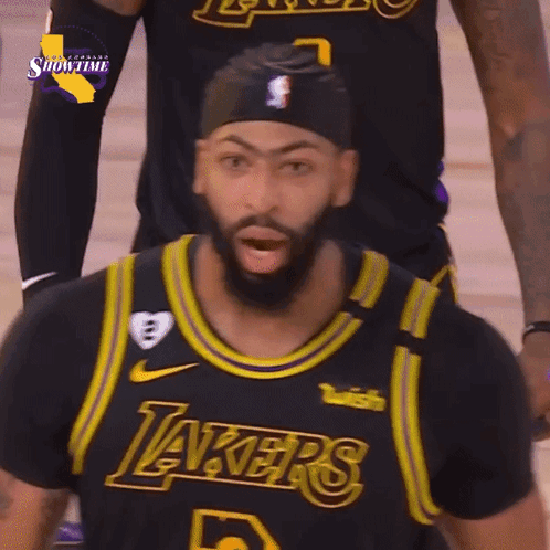 A Man In A Lakers Jersey Says I 'M On The Screen GIF