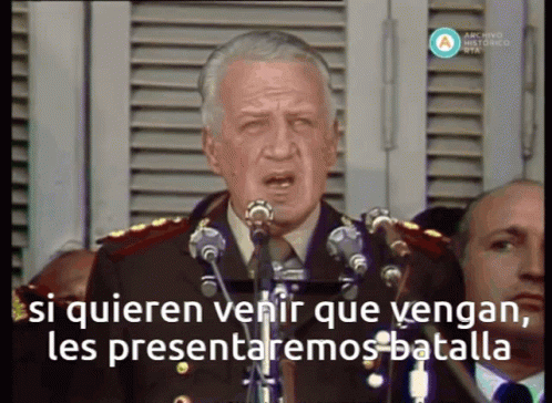 A Man In A Military Uniform Speaks Into A Microphone With The Words " Si Quieren Venir Que Vengan Les Presentaremos Bata GIF