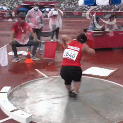 A Man In A Red Shirt With The Number 640 On His Back GIF