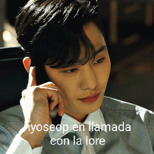 A Man In A Suit And Tie Is Talking On A Cell Phone With A Caption That Says Nyoseop En Llamada Con La Lore GIF